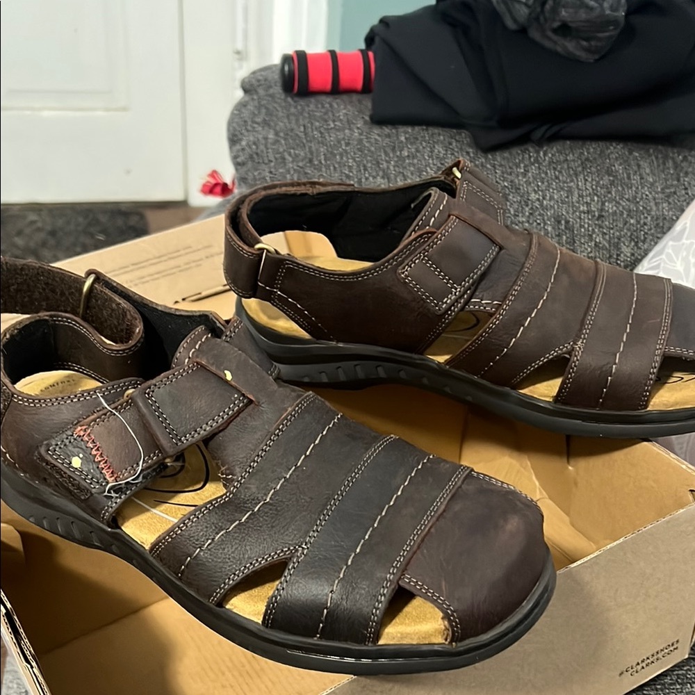 Men's new in box Brown Leather Clark Sandals
